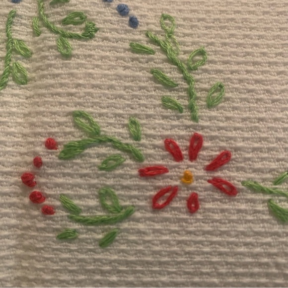 Hand Embroidered Tea Towel 40” x 15” of Lazy Daisy Design on White Towel Vintage - Picture 2 of 5